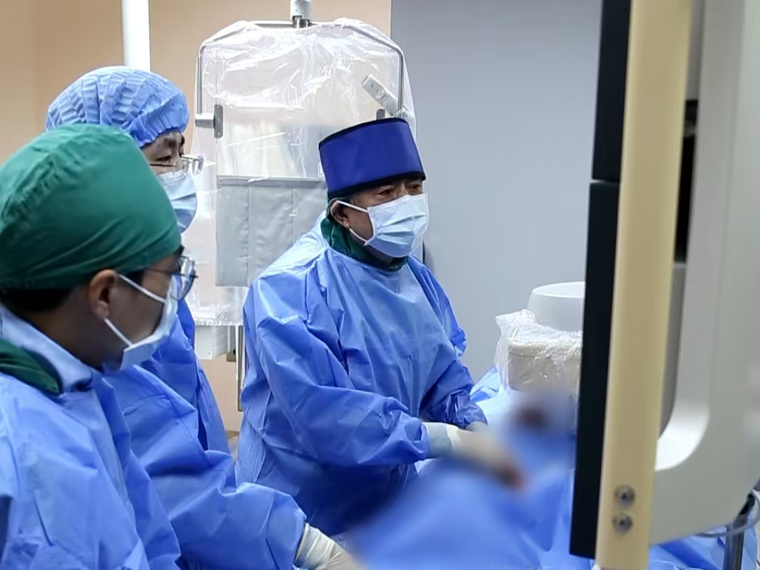 85岁老太左腿突发疼痛,我院周围血管外科团队成功施救,保住患者下肢!(图1) 85岁老太左腿突发疼痛,我院周围血管外科团队成功施救,保住患者下肢!(图1)